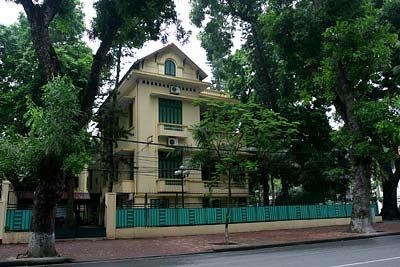 Buộc nộp đủ số tiền thu từ bán nhà đất, trụ sở cơ quan nhà nước