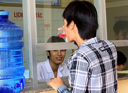 Điều trị Methadone cho người nghiện tại một cơ sở y tế.