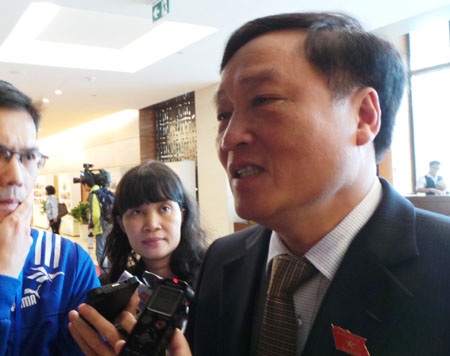 Viện trưởng VKSND tối cao: Chưa thể khẳng định Huỳnh Văn Nén vô tội - 1 Viện trưởng VKSND tối cao Nguyễn Hòa Bình bên hành lang Quốc hội ngày 10/11.