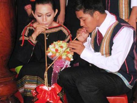 Cấm “ngặt” hủ tục đa thê, ép vợ góa lấy anh em trai của chồng - 1 (Ảnh minh họa)