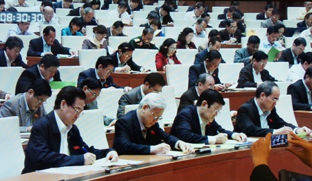 Hoàn tất việc lấy phiếu tín nhiệm 50 chức danh - 8 Một số hình ảnh tại hội trường Quốc hội lần lấy phiếu tín nhiệm thứ 2.