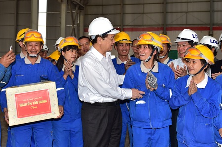 Thủ tướng: Chủ trương khai thác bauxit là đúng đắn - 2 Thủ tướng tặng quà động viên công nhân lao động tại nhà máy.