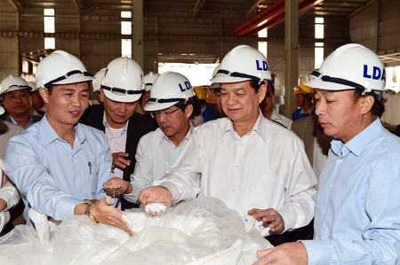 Thủ tướng: Chủ trương khai thác bauxit là đúng đắn - 1 Thủ tướng kiểm tra bột alumin thành phẩm.