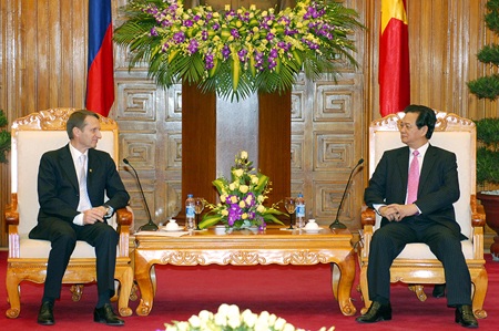 Nga giữ quan điểm không dùng vũ lực trên Biển Đông - 1 Thủ tướng Nguyễn Tấn Dũng hội kiến chủ tịch Duma quốc gia Nga đang thăm chính thức Việt Nam.