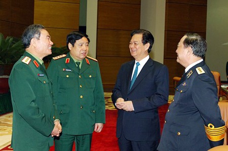 Thủ tướng: Quân đội phải làm tốt nhiệm vụ bảo vệ chủ quyền lãnh thổ - 1 Thủ tướng trao đổi thêm với các tướng lĩnh quân đội, lãnh đạo Bộ Quốc phòng bên hành lang hội nghị.