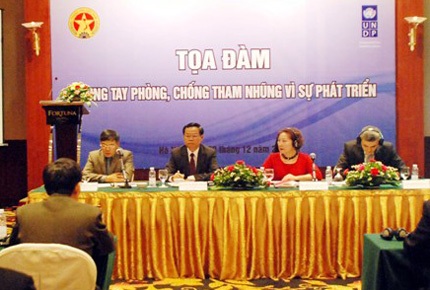 Tổng Thanh tra Chính phủ: Xoá “vùng cấm”, thưởng thích đáng người tố tham nhũng - 1 Lãnh đạo Thanh tra Chính phủ và đại diện UNDP chủ trì cuộc toạ đàm.