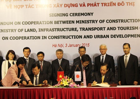 Hai Bộ trưởng ký biên bản ghi nhớ hợp tác.