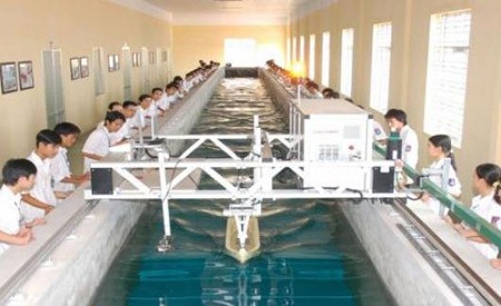 Thủ tướng cho “di” bể thử mô hình tàu thủy từ Hoà Lạc về Hải Phòng  - 1 Một phòng thí nghiệm với bể thử mô hình tàu thuỷ tại đại học Hàng hải.