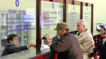 Áp trách nhiệm xử lý cán bộ sách nhiễu dân cho người đứng đầu - 1 Cán bộ có hành vi sách nhiễu, gây khó khăn cho người dân, tham nhũng sẽ bị xử lý nghiêm khắc.