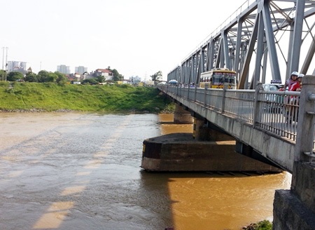 Hà Nội nhận lệnh xử lý triệt để sạt lở kè Thanh Am và đầu cầu Đuống - 1 Khu vực kè Thanh Am và 2 đầu cầu Đuống diễn biến sạt ở rất phức tạp những năm qua.