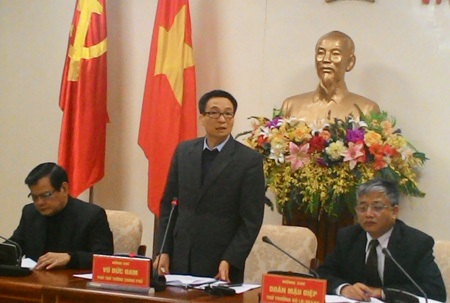 Phó Chủ tịch Hội Cựu chiến binh Việt Nam (đứng) báo cáo kết quả hoạt động đi tìm đồng đội của hội.