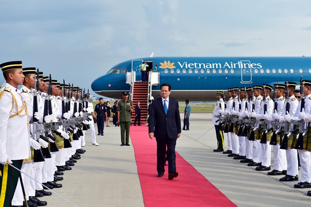 “Bất cứ việc gì xảy ra trên Biển Đông đều thu hút sự chú ý của quốc tế” - 2 Lễ đón Thủ tướng Nguyễn Tấn Dũng tại sân bay.
