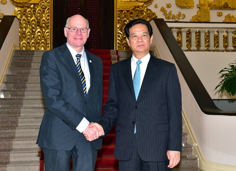 Thủ tướng Nguyễn Tấn Dũng chào mừng Chủ tịch Quốc hội Đức tới Việt Nam.