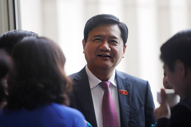 Bộ trưởng Thăng: "Không thể vừa không muốn mất tiền vừa muốn đi đường đẹp" - 1 Bộ trưởng GTVT Đinh La Thăng bên hàng lang Quốc hội (ảnh: Việt Hưng).