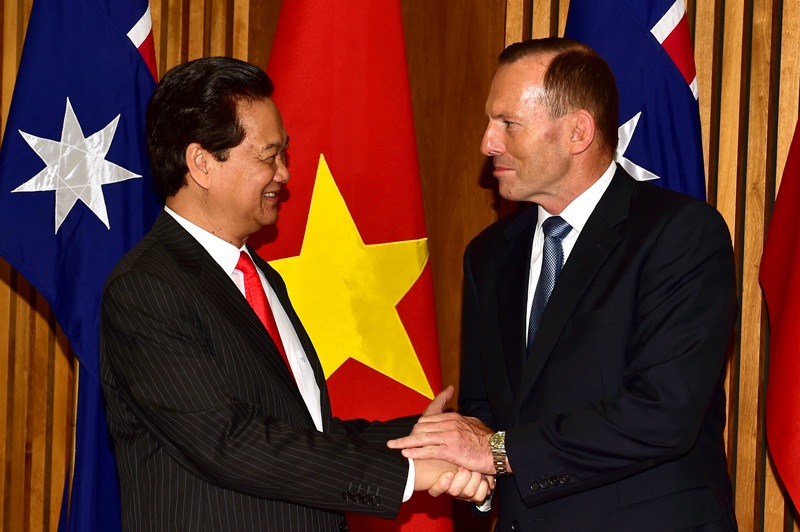 Thủ tướng: Việt Nam-Australia cùng phản đối việc đơn phương thay đổi nguyên trạng Biển Đông - 1 Thủ tướng Nguyễn Tấn Dũng và Thủ tướng Tony Abbott tại cuộc họp báo công bố kết quả hội đàm.