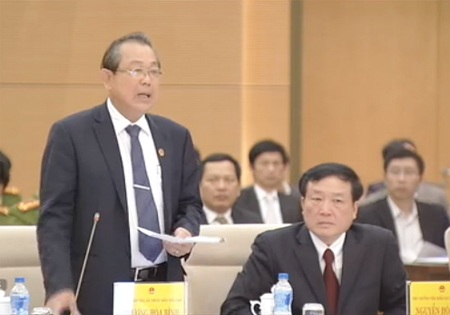 Chánh án Trương Hòa Bình (đứng) và Viện trưởng VKSND tối cao Nguyễn Hòa Bình tại phiên chất vấn.