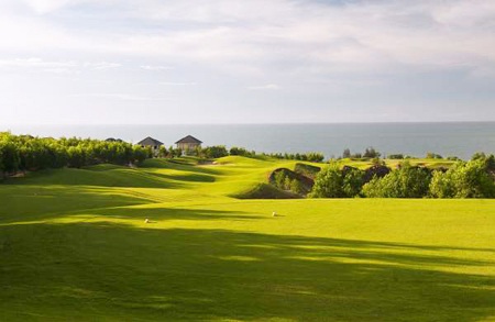 Thủ tướng lệnh rà soát quy hoạch các sân golf, resort ven biển - 1 Các sân golf, resort bám biển là một nhóm đối tượng được yêu cầu rà soát, đánh giá lại quy hoạch.