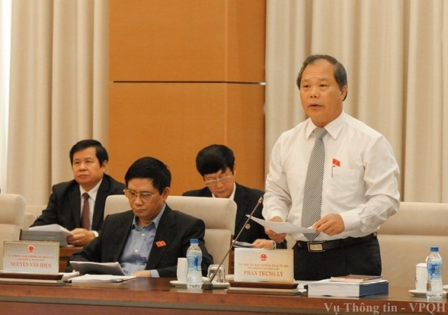 Cho vận động bầu cử nhưng chỉ được trả lời... báo địa phương (?!) - 1 Chủ nhiệm UB Pháp luật Phan Trung Lý chủ trì thẩm tra, chỉnh lý dự thảo luật.