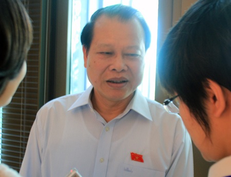 Phó Thủ tướng: Nhu cầu cấp bách nhưng khó có thể tăng lương đồng loạt - 1 Phó Thủ tướng Vũ Văn Ninh trong cuộc trao đổi với PV Dân trí bên hành lang Quốc hội ngày 2/6.