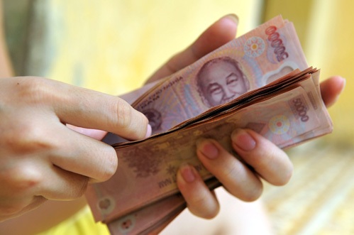 Nguồn nào để xem xét tăng lương cho cán bộ công chức năm 2015? - 1 Lộ trình cải cách tiền lương đã chậm lại 2 năm qua do tình hình kinh tế khó khăn.