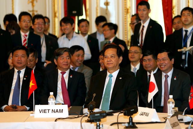 Thủ tướng: Hoạt động “lấn” Biển Đông làm giảm lòng tin, gia tăng căng thẳng khu vực - 2 Thủ tướng Nguyễn Tấn Dũng dẫn đầu đoàn Việt Nam tham dự hội nghị.