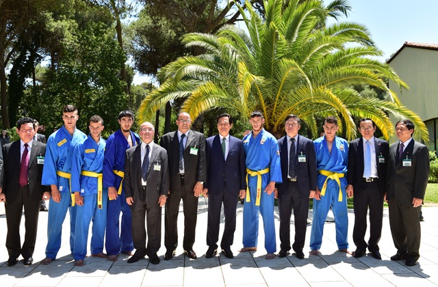 Thủ tướng với những hoạt động dày kín lịch tại Algeria - 2 Thủ tướng Nguyễn Tấn Dũng chụp ảnh chung với ĐT Vovinam Algeria.