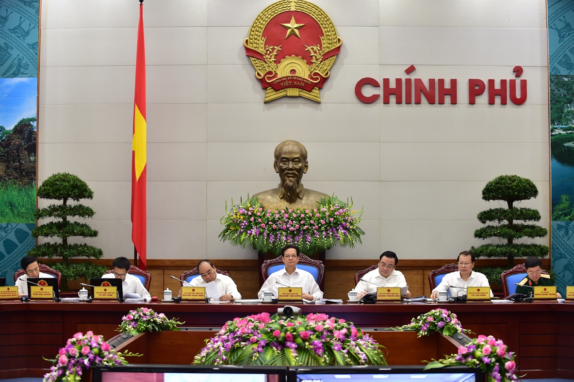 Thủ tướng: Doanh nghiệp khốn khổ vì phải mang cả bao tải tiền đi nộp thuế - 1 Thủ tướng điều hành phiên họp thường kỳ Chính phủ tháng 6 (ảnh: Chinhphu.vn).