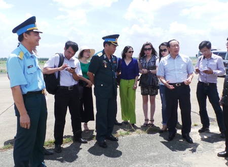 Sân bay Tân Sơn Nhất “lặc lè” chờ chi viện - 3 Thêm những chiếc máy bay kéo hàng dài chờ đợi một chuyến bay hạ cánh mới có thể ra đường băng.