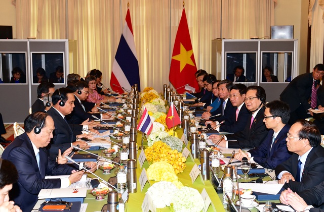 Thủ tướng Việt - Thái: Là bạn, 2 nước hứa cùng phấn đấu, không bỏ bạn mình - 2 Cuộc họp nội các chung giữa đại diện Chính phủ 2 nước Thái - Việt.