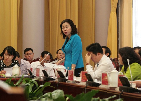 Khống chế giới hạn vay của địa phương trên số thu đạt được - 1 Thứ trưởng Bộ Tài chính Vũ Thị Mai giải thích những điểm mới của luật Ngân sách nhà nước.