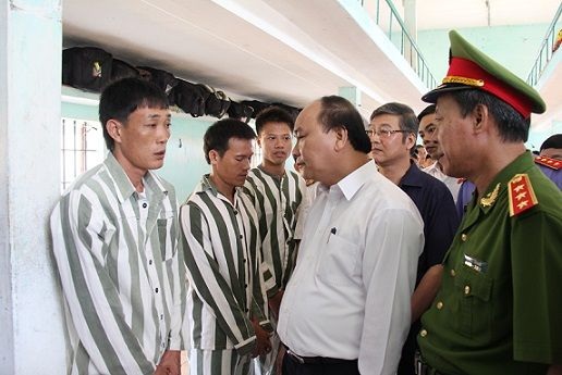 Đặc xá năm 2015: Tuyệt đối không để xảy ra tiêu cực, sai sót - 1 Phó Thủ tướng Nguyễn Xuân Phúc trong một chuyến thị sát công tác quản lý tại các trại giam.
