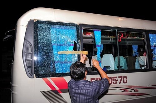 Phó Thủ tướng yêu cầu xử nghiêm hành vi ném đá xe khách - 1 Ném đá xe khách, phá hoại mặt đường là những biểu hiện phức tạp phát sinh mới đây.