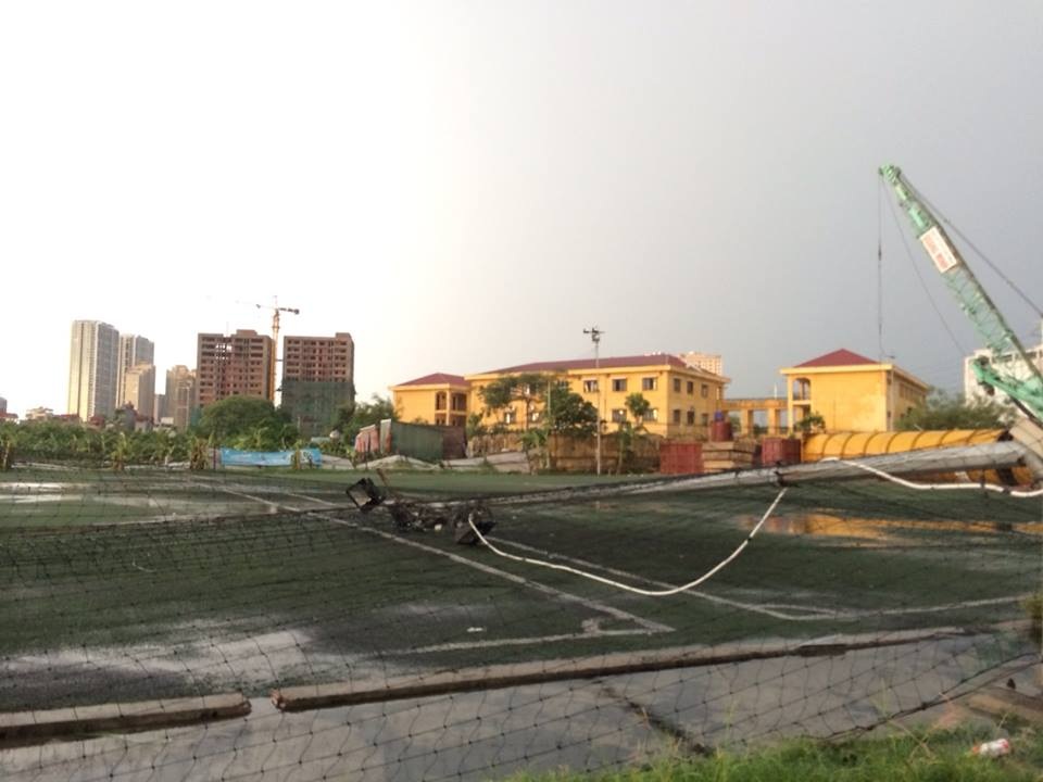 Mưa giông lớn "càn quét" Hà Nội, cây xanh đổ la liệt, giao thông hỗn loạn - 25 Nhiều tài sản thiệt hại do mưa giông cuôn đổ gãy.