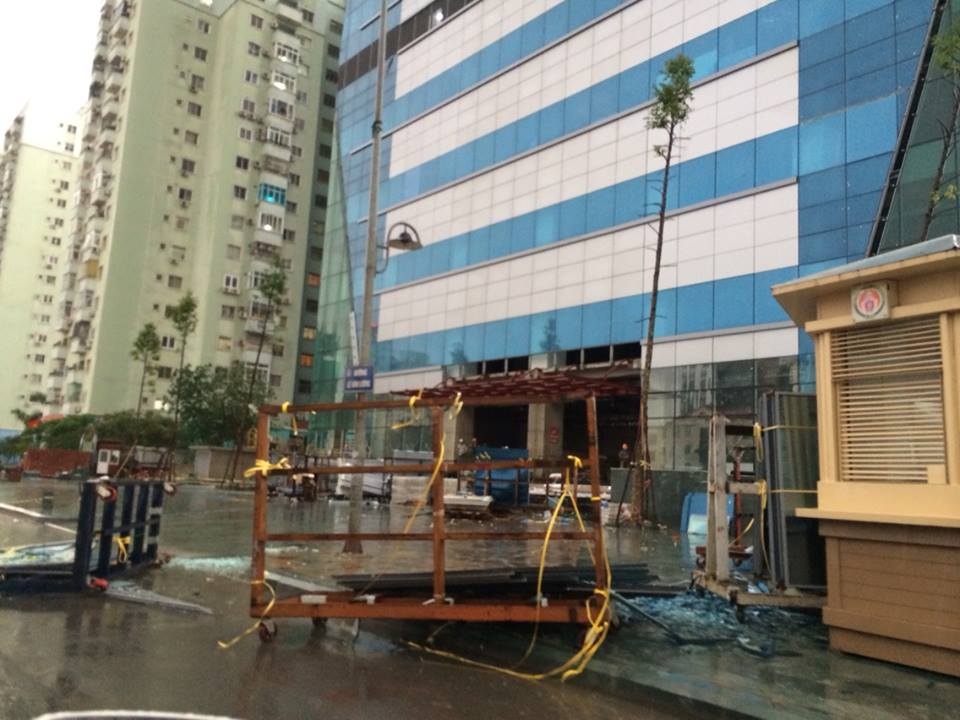 Mưa giông lớn "càn quét" Hà Nội, cây xanh đổ la liệt, giao thông hỗn loạn - 24 Nhiều tài sản thiệt hại do mưa giông cuôn đổ gãy.