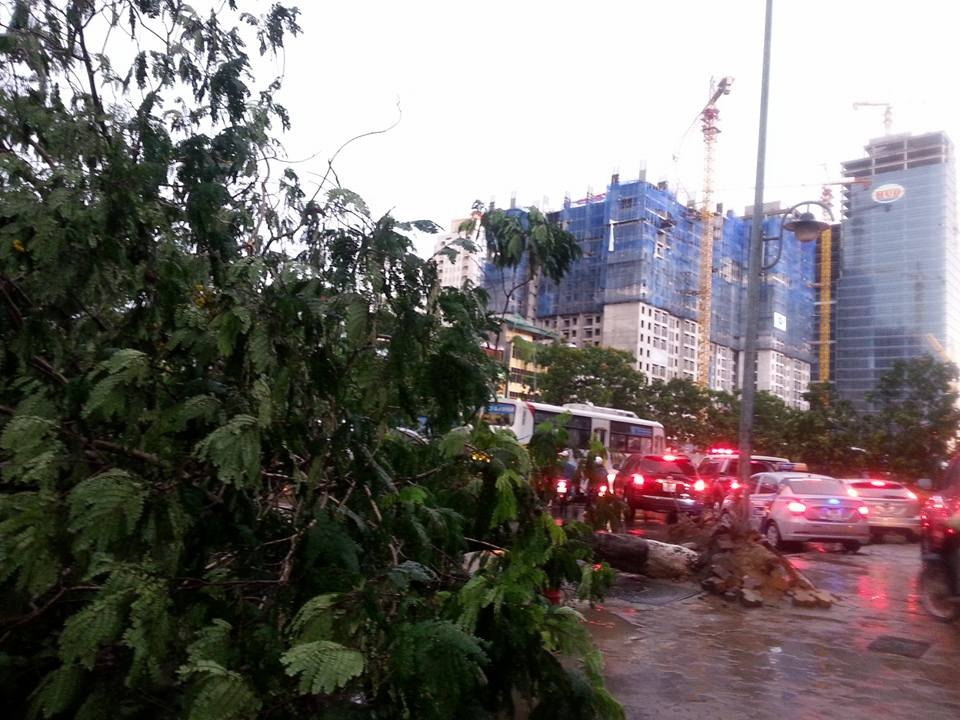 Mưa giông lớn "càn quét" Hà Nội, cây xanh đổ la liệt, giao thông hỗn loạn - 22 Giao thông tê liệt cục bộ sau trận mưa giông tại đường Lê Văn Lương (Trung Hoà - Nhân Chính).