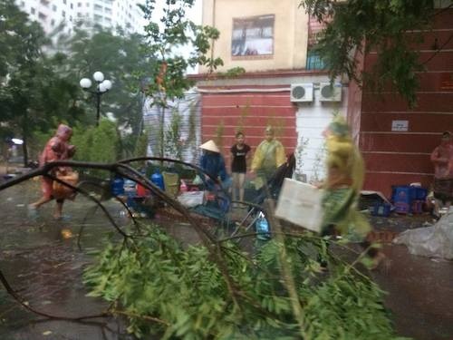Mưa giông lớn "càn quét" Hà Nội, cây xanh đổ la liệt, giao thông hỗn loạn - 21 Giao thông tê liệt cục bộ sau trận mưa giông tại đường Lê Văn Lương (Trung Hoà - Nhân Chính).