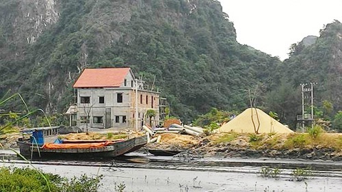 Ngang nhiên xây biệt thự trái phép trên bờ vịnh Hạ Long - 1 Căn biệt thự đang được gấp rút hoàn thiện.