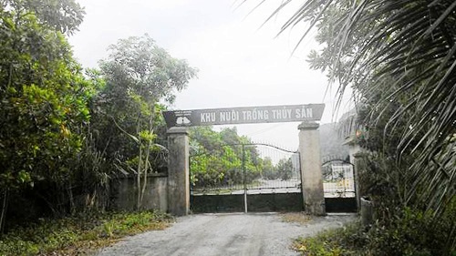 Ngang nhiên xây biệt thự trái phép trên bờ vịnh Hạ Long - 2 Để đối phó, Công ty CP Nhật Long luôn đóng chặt cánh cổng này để xây dựng trái
phép.