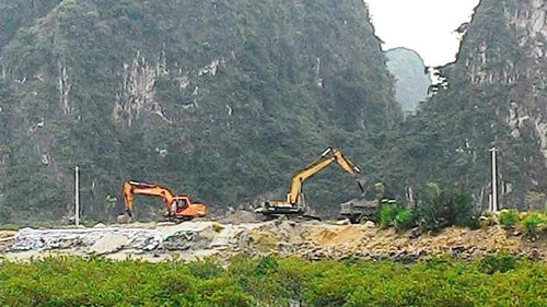 Ngang nhiên xây biệt thự trái phép trên bờ vịnh Hạ Long - 3 Không hiểu Công ty này hút cát từ đâu về để bán cho xe vận tải đi xây dựng.