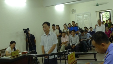 TAND TP Hà Nội tuyên phạt bị cáo Trịnh Ngọc Chung 30 tháng tù treo gây bức xúc dư luận.