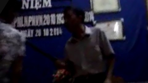 Hưng Yên: “An ninh thôn” dùng dùi cui đánh dân, bắt nộp phạt tại chỗ - 1 An ninh thôn Văn Nhuế dùng dùi cui đánh người tại nhà văn hóa thôn. (ảnh cắt từ clip).