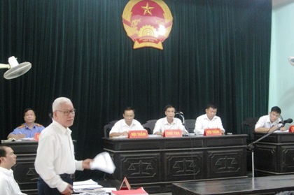 Luật sư Ngô Tất Hữu (đứng) tại phiên tòa xét xử vụ dân kiện chủ tịch huyện Đại Từ.