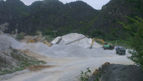 Vĩnh Lộc (Thanh Hóa): Mỏ đá hết phép vẫn ngang nhiên khai thác - 2 Khai thác chỉ là phục vụ công
trình cho địa phương.