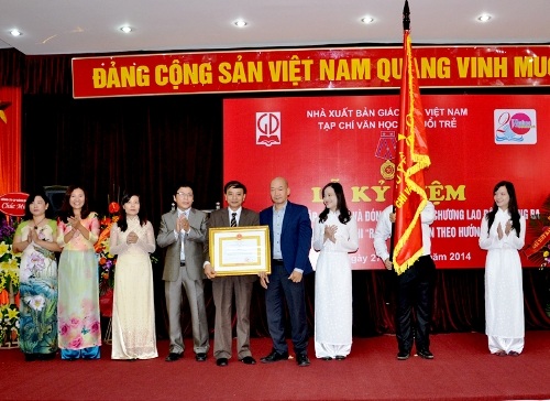Tạp chí Văn học và Tuổi trẻ đón nhận Huân chương Lao động hạng Ba của Chủ tịch nước. 