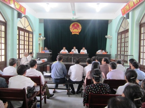 Vụ dân kiên chủ tịch huyện: bản án sơ thẩm bị kháng cáo.