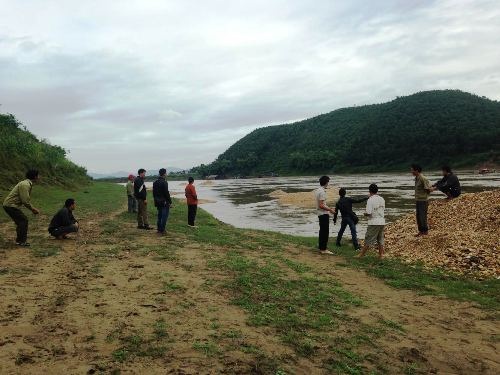Tuyên Quang: Xua đuổi tàu cát, người dân bị phó chủ tịch xã bắt giữ trái pháp luật? - 2 Người dân bất bình tại những ụ sỏi tàu cuốc bỏ lại sau khi ăn cát.