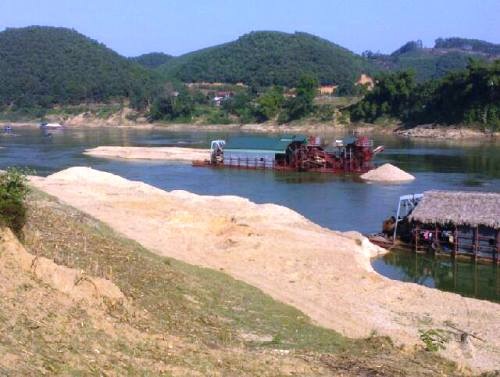 Vụ phản ứng tàu cát trên sông Lô: Dân khẳng định việc bắt người là sự thật! - 2 Anh Trần Văn Báu (phải) bức xúc kể lại việc bị còng tay bắt giữ với PV Dân trí.