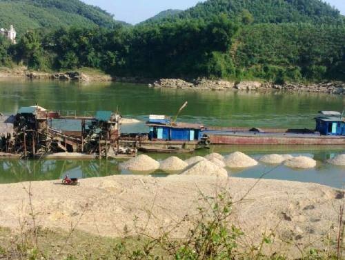 Vụ bắt dân vì đuổi tàu cát: Cán bộ công an đề nghị làm rõ vụ việc của công ty Hiệp Phú - 4 Bờ bãi của người dân, tàu cuốc đào cát và những vết lở loét đang tàn phá sông Lô.