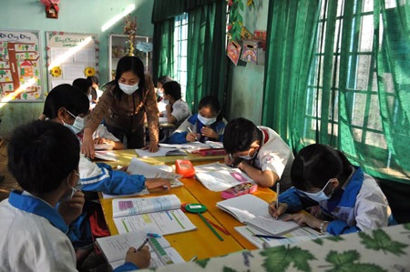 Mỏ đá hành dân - 1 Cô và trò Trường Tiểu học Thuần Mẫn phải bịt khẩu trang để học bài.