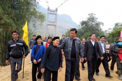 Có cầu treo mới, dân vây quanh Bộ trưởng nói lời cảm ơn